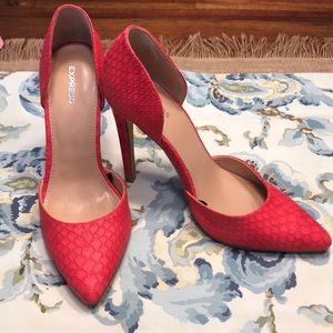 Express heels in embossed coral. Size 7